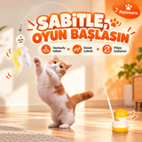 Sabitlenen vantuzlu ördek oyuncağıyla oynayan kedi